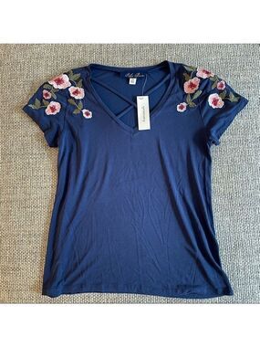 💥4 for $25💥 Blue Rain Floral Blue Tee